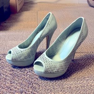 Size 6 Apt.9 mint heels
